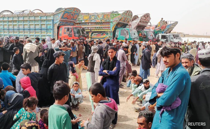 Pakistan expel afghan refugees