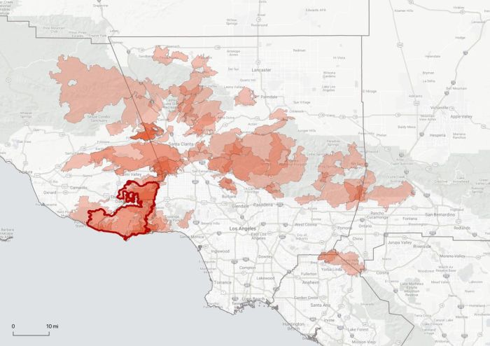 Los angeles fires size acres manhattan football fields